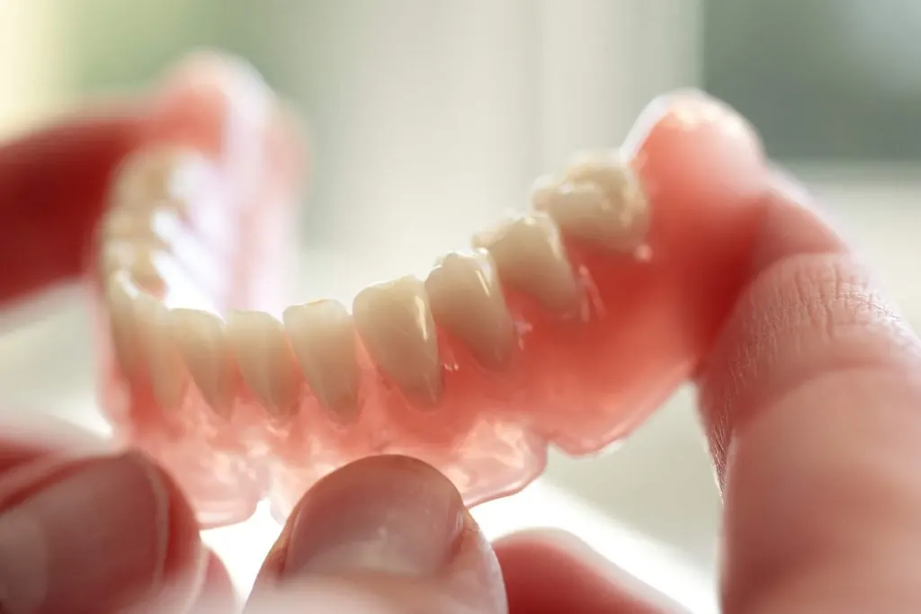 Prótese dentária total vista de perto
