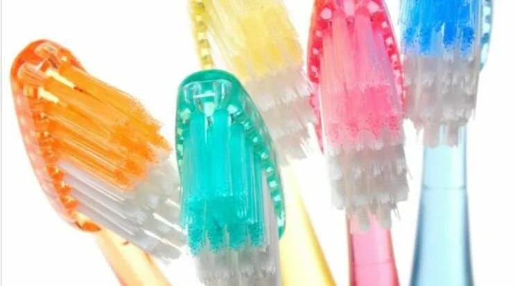 Escovas de dente coloridas, lado a lado