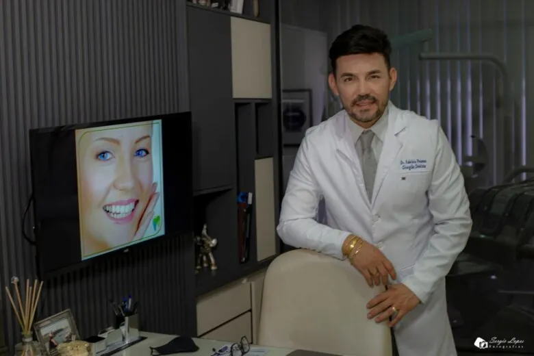 Dr. Fabrício Pessone no consultório da Expodonto, em Goiânia