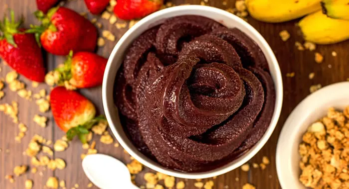 Tigela de açaí com frutas e granola