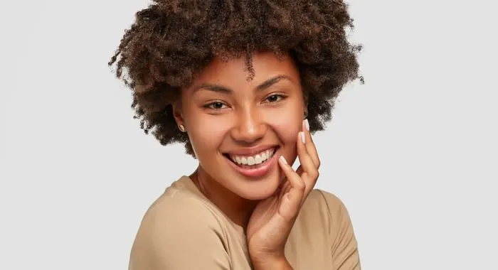 Mulher sorrindo com dentes claros