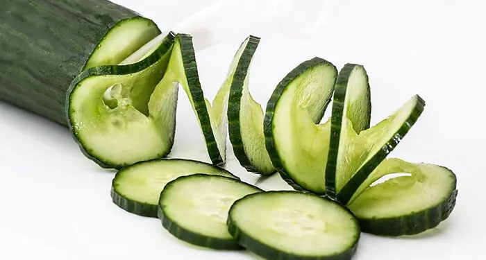 Fatias de pepino sobre fundo branco