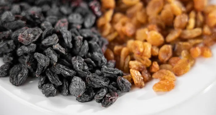 Uvas-passas pretas e douradas em um prato
