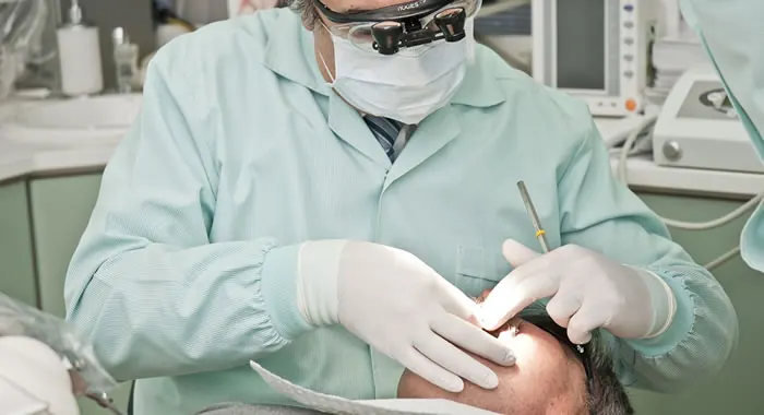 Dentista atendendo paciente no consultório