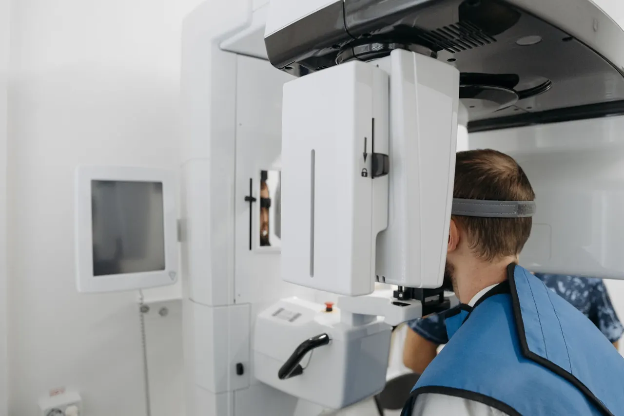 Paciente posicionada no aparelho de radiografia panorâmica