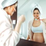 mulher grávida escovando os dentes