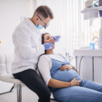 Mulher grávida sendo atendida no consultório odontológico