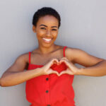 Mulher feliz mostrando os dentes sem sensibilidade.